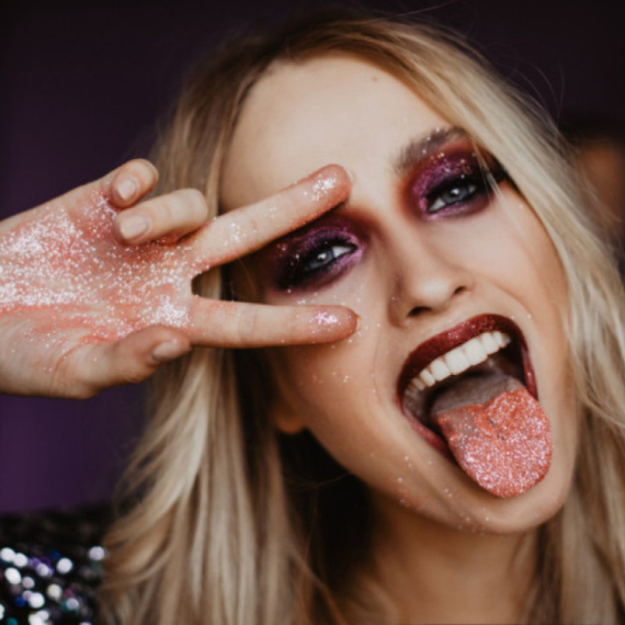 Kakva fora! Singl devojke se prskaju šljokicama da bi razotkrile oženjene muškarce