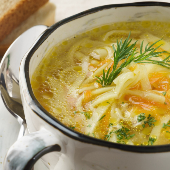 Ima li šta bolje? Pileća supa sa DOMAĆIM REZANCIMA - pravi ukus detinjstva (VIDEO)