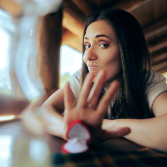 Dečko ju je zaprosio, a kada je videla OVAJ PRSTEN brutalno ga je ODBILA - šta biste vi uradili na njenom mestu? (VIDEO)