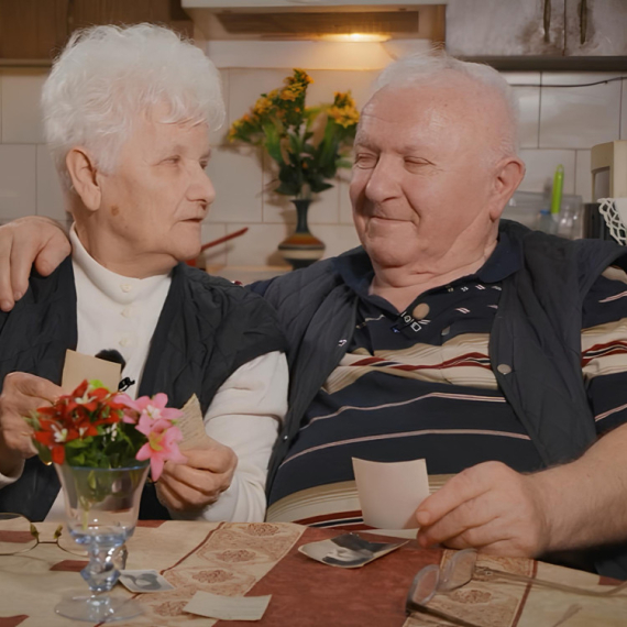 Poslednji put su se videli pre 63 godine! Dobrilo je imao veliku želju da ponovo vidi svoju mladalačku ljubav, a njegova SUPRUGA ga je PODRŽALA u tome
