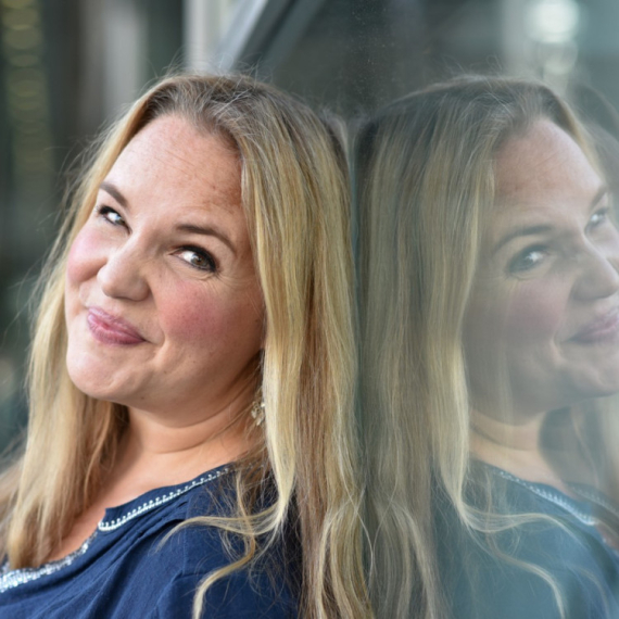 Prelepoj glumici u parku prišao BESKUĆNIK koji se osećao na znoj i alkohol, a ona se ZALJUBILA U NJEGA: Posle trećeg sastanka usledio je BRAK! (FOTO/VIDEO)