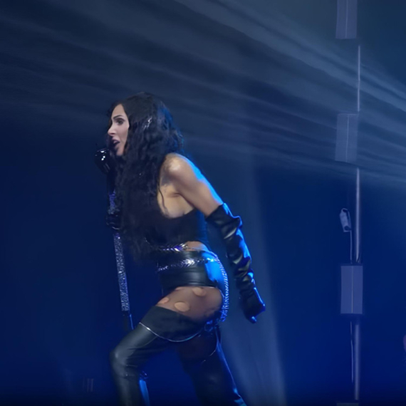 Pevačici PUKLE PANTALONE na snimanju spota, a kako je SUPRUG prokomentarisao stajling? „Rekao je da SKINEM OVU MAJICU i samo PREKO GRUDI nalepim DVA IKSA!“