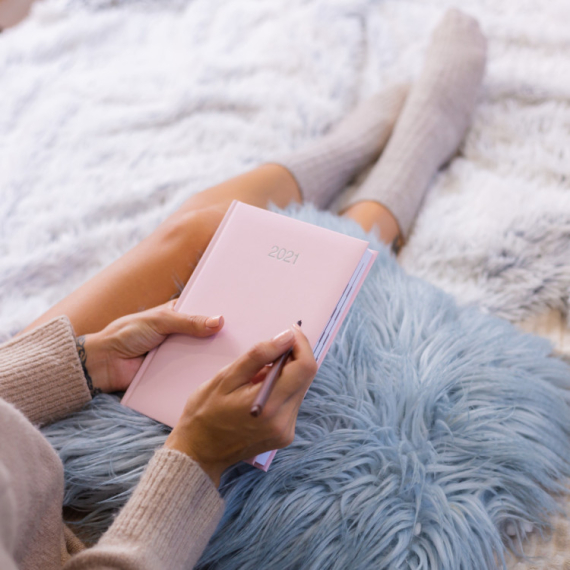 Pronašla je svoj dnevnik iz 7. razreda, a zbog onoga šta je bilo ZAPISANO ju je PROŠLA JEZA (VIDEO)