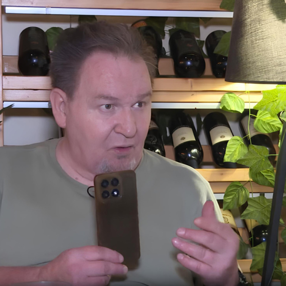 Za koga GLUMAC misli da je "SREBROLJUBIV I POTKUPLJIV": Merila su postala novac, količina bogatstva, veličina telefona i veličina kola...