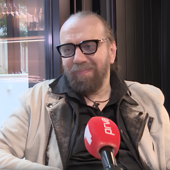 I domaća TRADICIONALNA JELA, ali i POSLASTICE! Nećete verovati ŠTA sve Milan iz Nevernih beba ume da kuva (VIDEO)