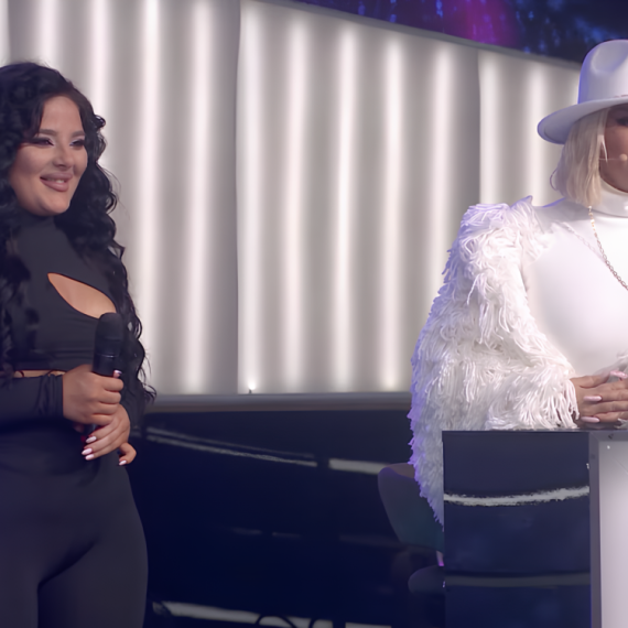 Pravi je veseljak! Dara sa kandidatkinjom izašla na scenu pa OPLELA KOLCE (VIDEO)