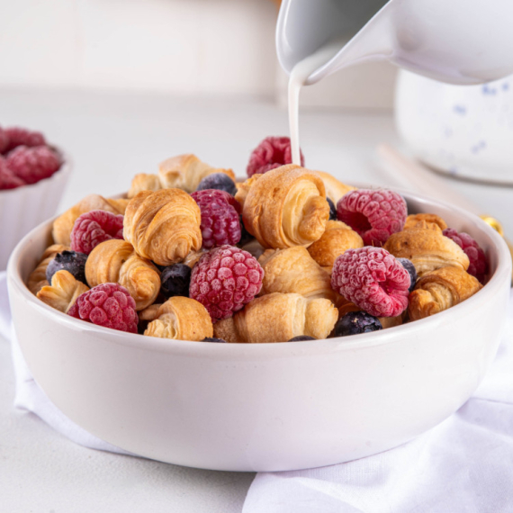 Slatki doručak koji se topi u ustima! Oduševiće vas ova kombinacija kroasana i voćkica (VIDEO)