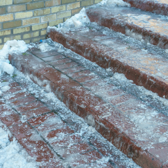 Mnogi koriste SO u borbi sa ledom, a OVO je podjednako učinkovito i jeftino!