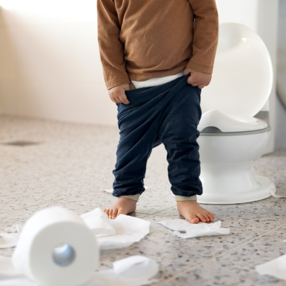 Mislili su da je njihov sin (3) konačno naučio da koristi nošu, a onda su doživeli PRESMEŠNO IZNENAĐENJE (VIDEO)