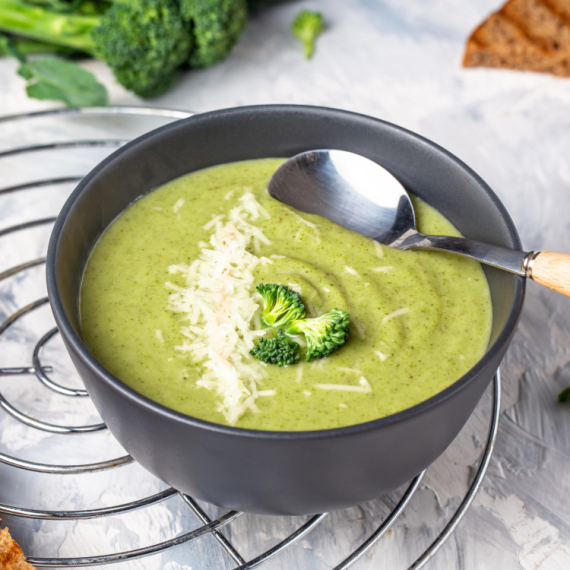 Potaž od brokolija i čedar sira! Uz dodatak još par namirnica, postaće vam OMILJENO JELO (VIDEO)