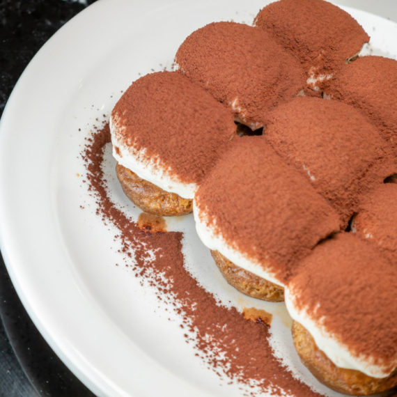 Bliži se Dan zaljubljenih: Napravite ovaj jednostavan srcoliki "tiramisu" od piškota (VIDEO)