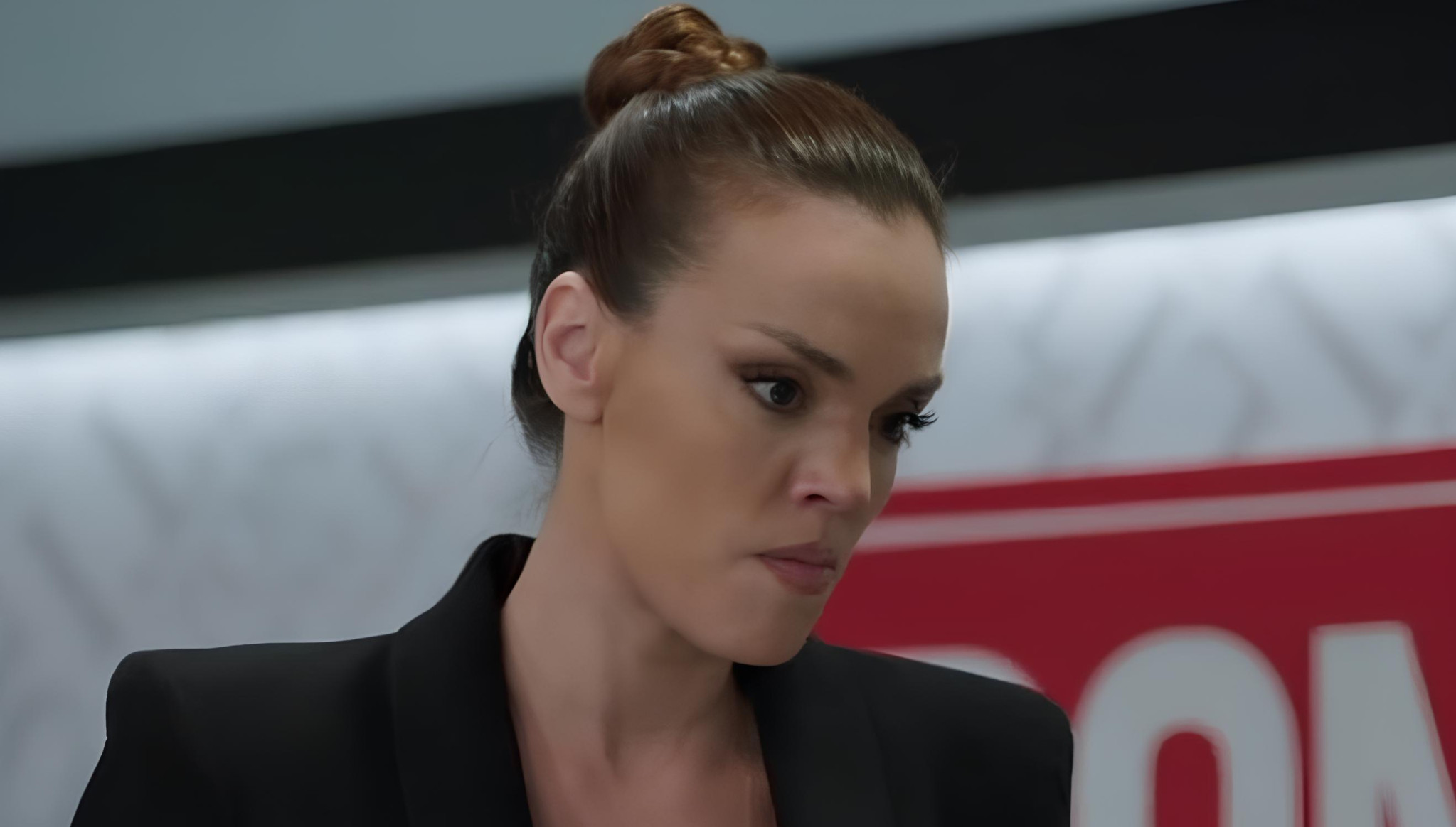 Igra sudbine: Strast i osveta - Četvrtak, 5. februar - "Da li si ponosna na sebe što si prikupila poene kod vlasnika magazina?"