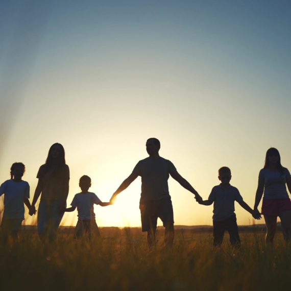 Muž je želeo da imaju troje dece, a onda su sve prepustili sudbini! Sada uživaju sa svojih 11 MALIŠANA (VIDEO)