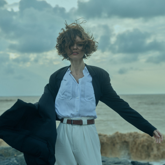 NIJE SAMO KLASIČNA BELA KOŠULJA! Ovih 10 odevnih komada svaka žena treba da ima u svom ormanu