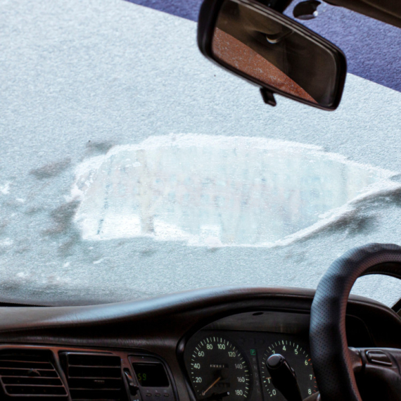 Ove stvari zimi nikako ne ostavljajte u automobilu