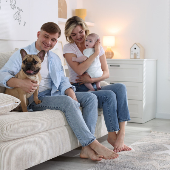 PA I JA SAM BEBA! Pogledajte kako maleni buldog LJUBOMORIŠE dok mama hrani bebu (VIDEO)