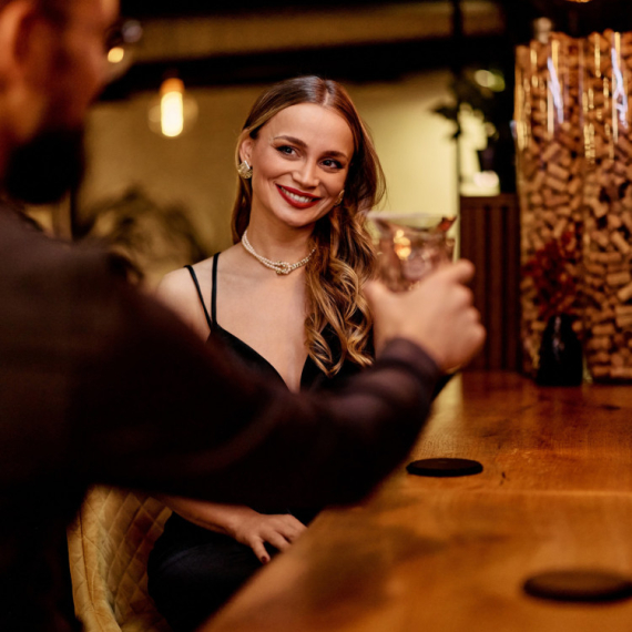 3 horoskopska znaka koja MAGNETSKI PRIVLAČE ljude oko sebe