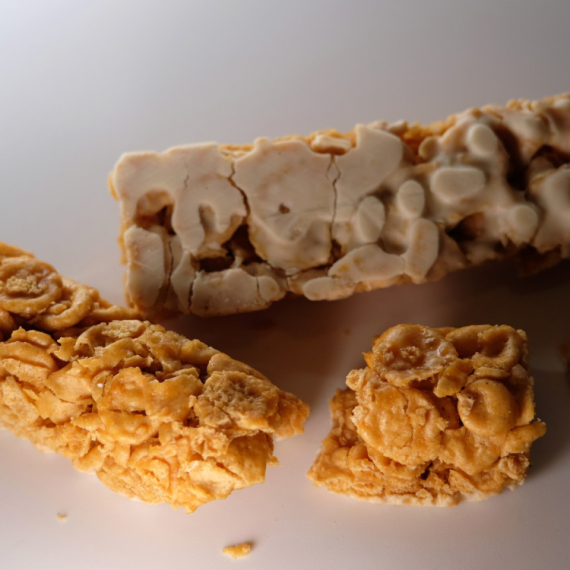 Za samo 10 minuta možete dobiti odličnu poslasticu! Čoko kornfleks pločice koje ćete obožavati (VIDEO)