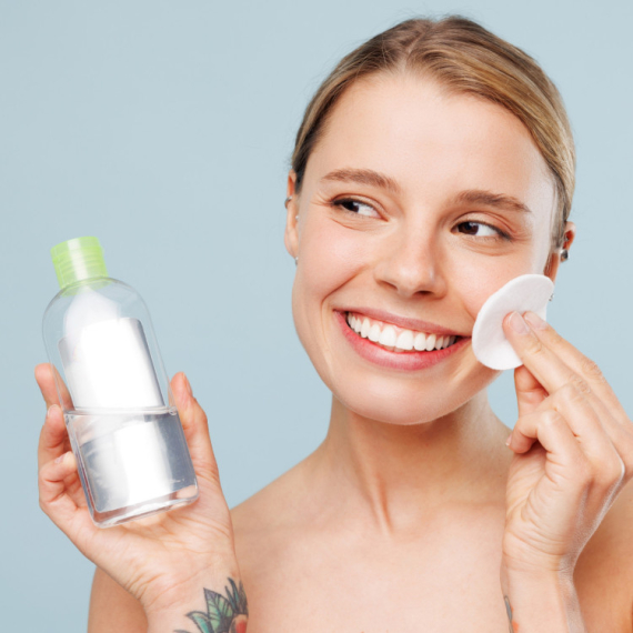 Napravite same MICELARNU VODU - potrebno vam je samo nekoliko sastojaka, a lice će biti divno i negovano