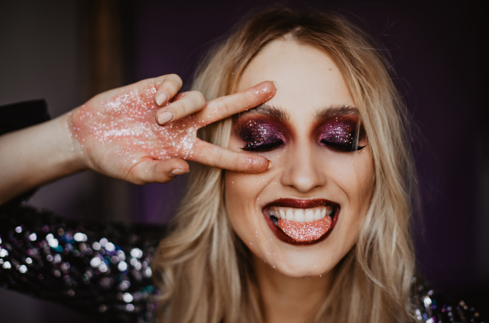 Kakva fora! Singl devojke se prskaju šljokicama da bi razotkrile oženjene muškarce