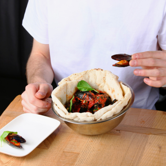 Izašao je na večeru, a onda u tanjiru zatekao nešto neverovatno! Ovo sigurno neće zaboraviti (FOTO)