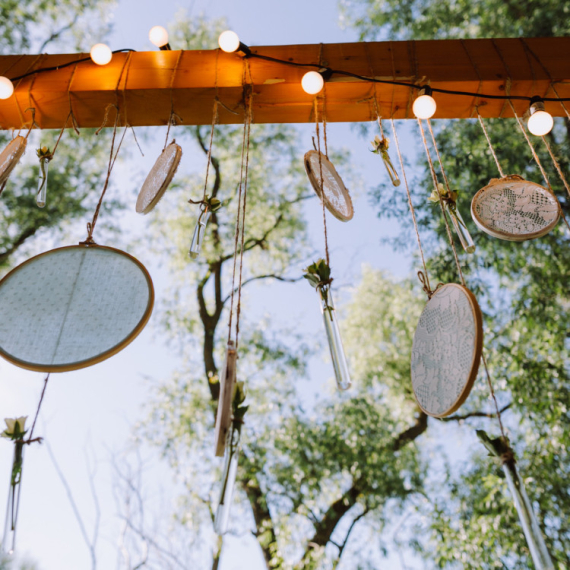 Sve više ljudi kači POKLOPCE OD TEGLI NA TERASE: Kad shvaite zašto i vi ćete ISTE SEKUNDE