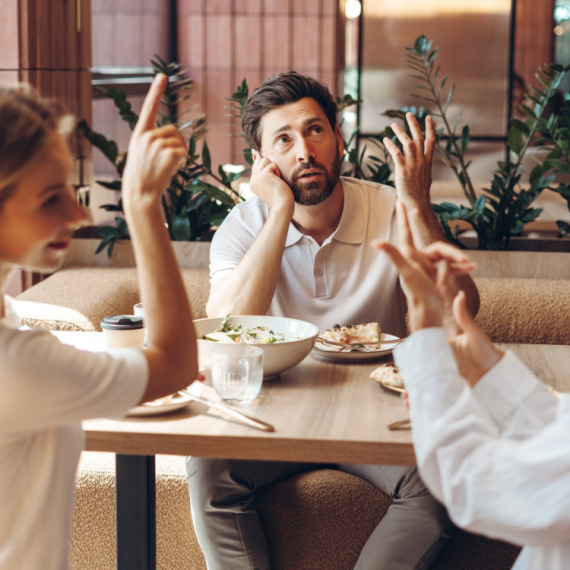 5 ponašanja za koja milenijalci misle da su bezazlena, ali za koja druge generacije kažu da su zaista IRITANTNA