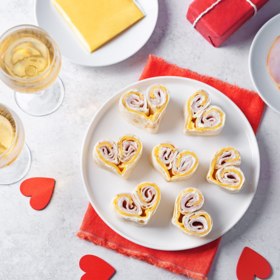 Još uvek niste smislili iznenađenje za Dan zaljubljenih? Ova sjajna "srce-pletenica" od tortilje će biti pun pogodak (VIDEO)