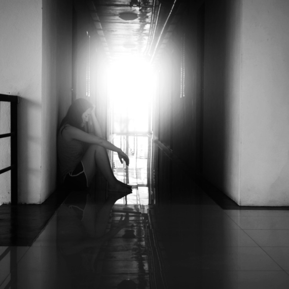 "TO JE JEZIVO" Žena misli da je komšija UHODI - stalno radi OVE STVARI