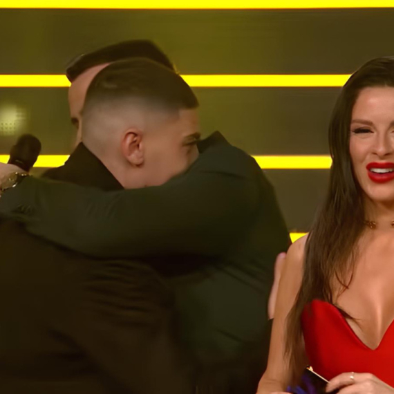 NJIH DVOJICA SU RAZVALILI SCENU ZVEZDE GRANDA: "Ja ne znam šta ćemo do kraja da radimo kad nam deca ovako pevaju" (VIDEO)