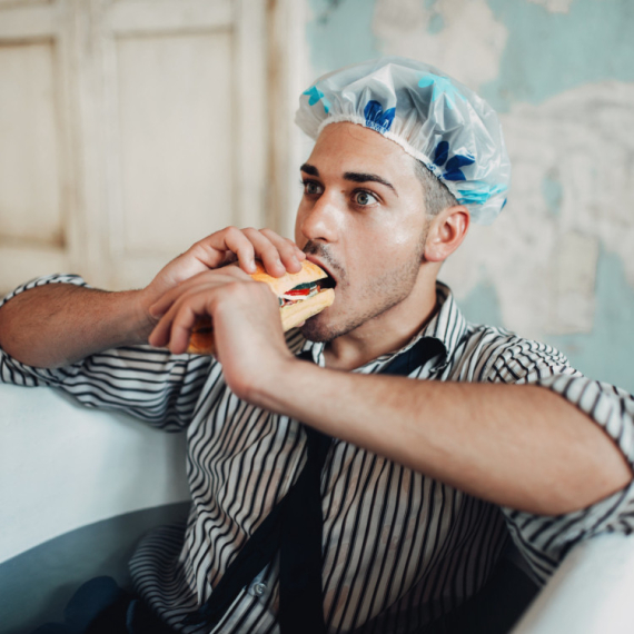 KUPATILO JE NAJVEĆI HIT! Otac pokazao GDE KRIŠOM jede od dece (VIDEO)