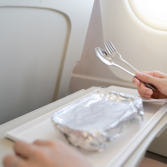 Stjuardese nikada NE BI JELE ovu hranu u avionu, a evo i zašto!