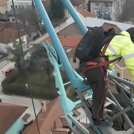 Radovan je jedan od retkih u Srbiji koji VLADA VISINAMA - evo kako izgleda MONTIRANJE KRANOVA (VIDEO)