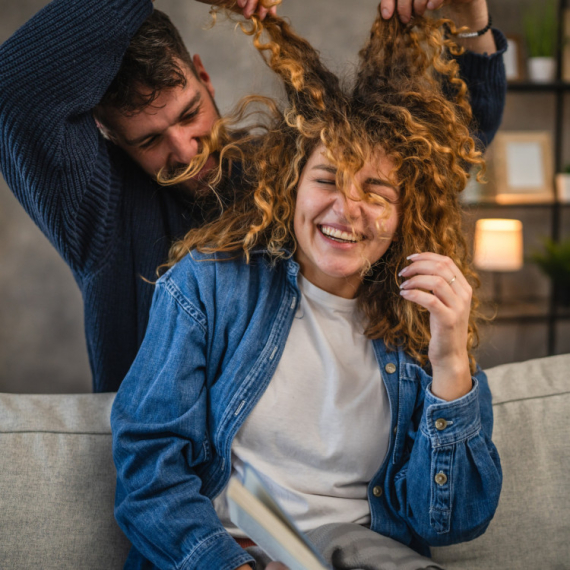 DNEVNI HOROSKOP ZA ČETVRTAK 19. FEBRUAR: Kod Rakova STRAST SVE JAČA, Ovnovi imaju dan ISPUNJEN NEŽNOŠĆU, Škorpije veoma LOŠE VOLJE