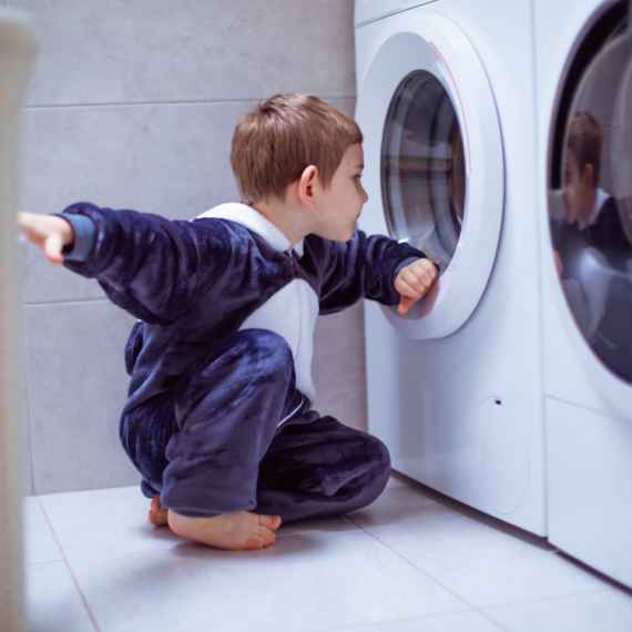 Ovaj mališan ima samo 3 godine i već je pronašao svoju ŽIVOTNU STRAST! Pogledajte samo koliko obožava MAŠINE ZA VEŠ (VIDEO)