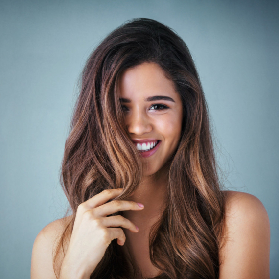 Želite veći volumen kose? Možete ga dobiti i to pomoću samo DVE UKOSNICE - pogledajte kako (VIDEO)