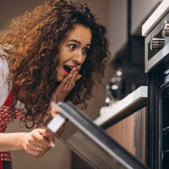 Otklanja neprijatne mirise kao od šale: Ljudi masovno stavljaju ovu biljku u hladnu rernu