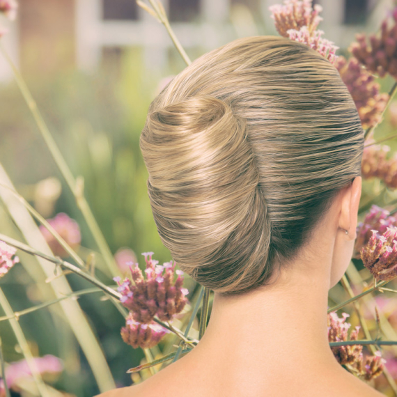 Elegantna i prefinjena, a toliko jednostavna za pravljenje! Ova punđa je idealna za sve svečane događaje (VIDEO)