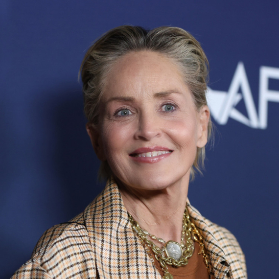 "Ovako govore prave zvezde" Šeron Stoun ne robuje trendovima i pita: "Da li bi trebalo da budemo prestravljeni kad se pogledamo u ogledalo?"