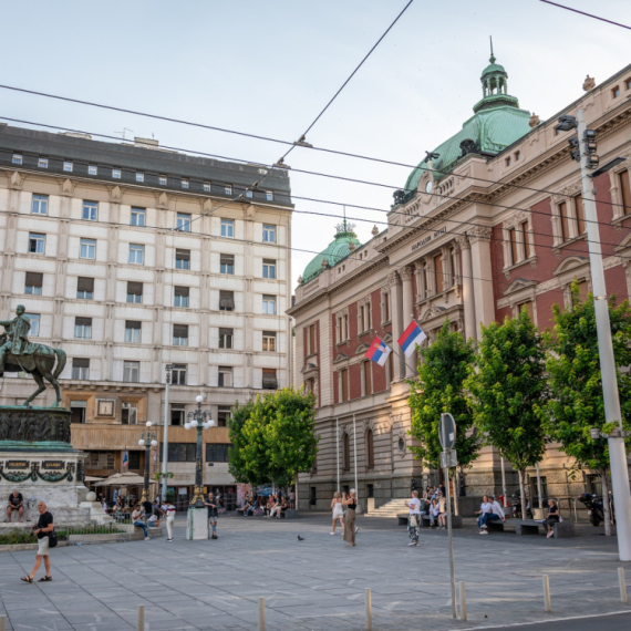 Postavljen novi sat na kružnom toku na Trgu republike u Beogradu!