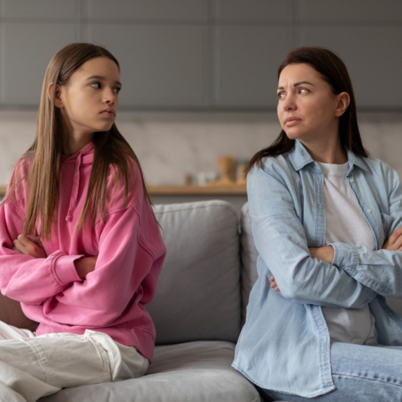 Top 10 situacija u kojima se TINEJDŽERI STIDE RODITELJA!