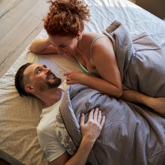 NEŽAN, ŽESTOK, VOLI DA EKSPERIMENTIŠE...? Šta NAČIN na koji muškarac vodi ljubav govori o njemu?