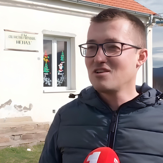 Marko je seoski učitelj koji svakog jutra prelazi 70 km blatnjavog puta i vozi TROJE ĐAKA u školu - i to NIJE SVE! (VIDEO)