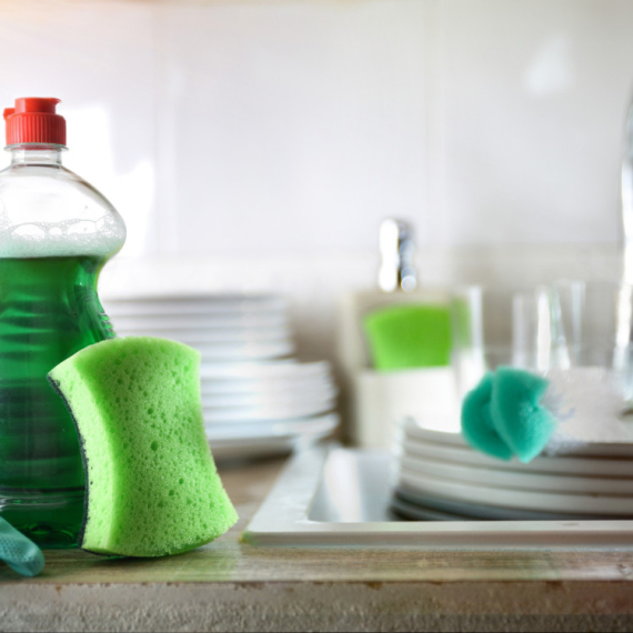 Zvuči grozno, ali je tako! Predmet koji svakodnevno koristite za ČIŠĆENJE sadrži 200.000 bakterija više nego WC ŠOLJA!