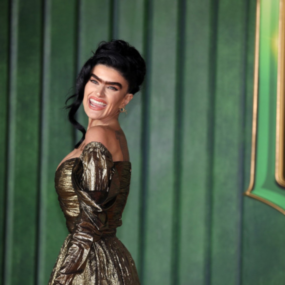 Ljudi su je zadirkivali zbog SPOJENIH OBRVA, ali je pronašla način KAKO da im se "osveti" (FOTO)