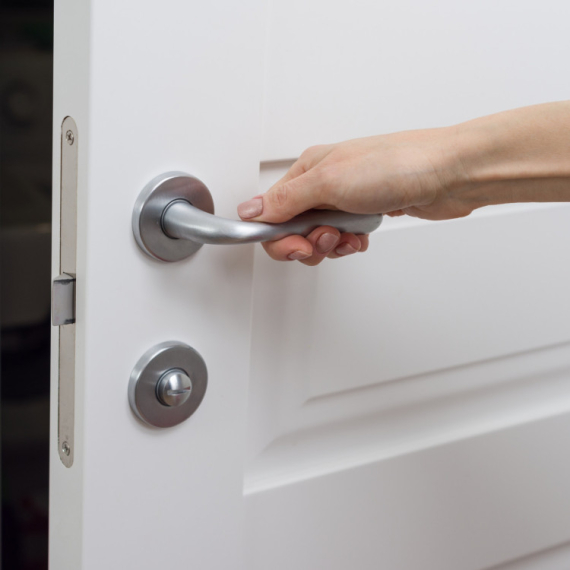 Ostavila je vrata hotelske sobe otvorena samo 2 minuta, što je bilo sasvim dovoljno da joj se ušunja NEOČEKIVANI GOST (VIDEO)