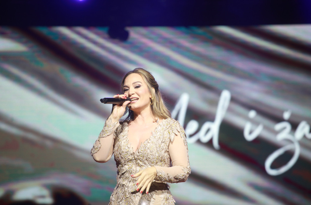 Jeleni Tomašević pozlilo tokom koncerta, hitno odvezena u bolnicu: Evo u kakvom je stanju pevačica