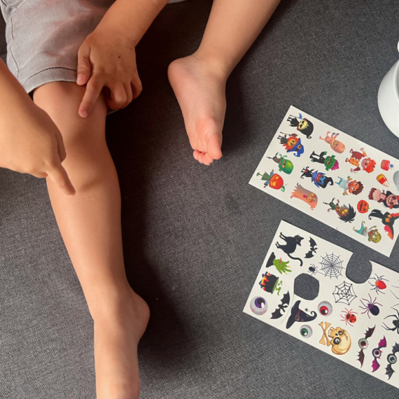 Roditelji će biti oduševljeni! Evo kako da OKUPIRATE VAŠE DETE SATIMA - sve što vam je potrebno jesu NALEPNICE (VIDEO)