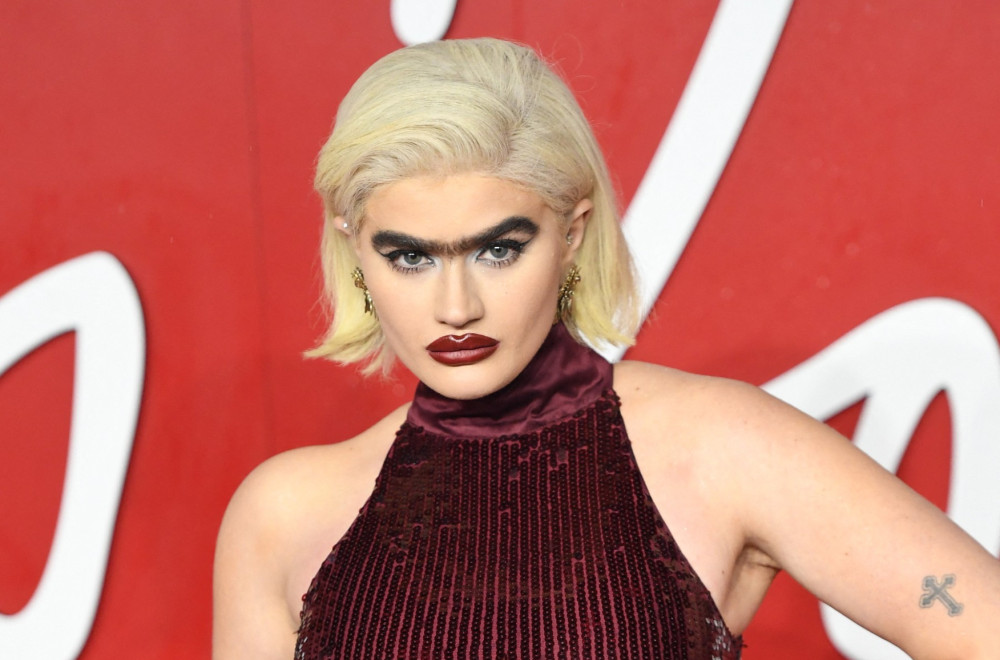 Guste obrve su je PROSLAVILE, a ljudi je sada mole da ih počupa: Evo zašto ODBIJA to da uradi (FOTO)