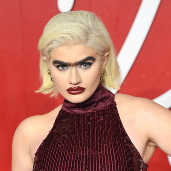 Guste obrve su je PROSLAVILE, a ljudi je sada mole da ih počupa: Evo zašto ODBIJA to da uradi (FOTO)